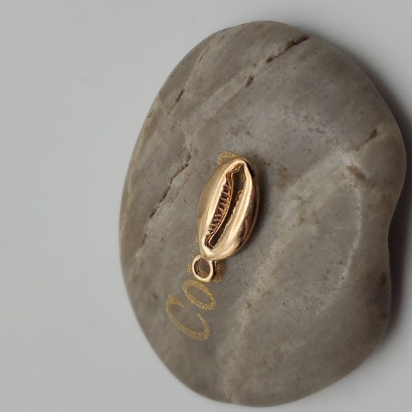22ct gold bonded cowrie shell‎ charm - Picture 1 of 2